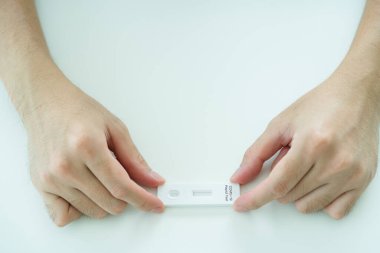 2019 SARS-nCoV Coronavirus veya COVID-19 antijen test kiti pozitif sonuç verdi. COVID-19, evde kendini test etmek için test kiti. COVID19 ag hızlı test kiti.