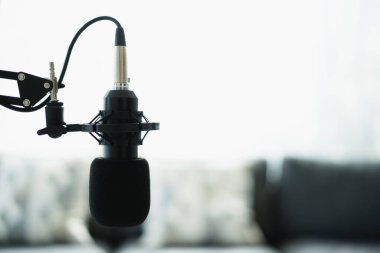 Ses kayıt stüdyosu ve profesyonel yoğunlaştırıcı mikrofon, kulaklık ve ses karıştırma için dizüstü bilgisayar dahil olmak üzere ekipmanlar. Evde dijital ses kayıt stüdyosu.