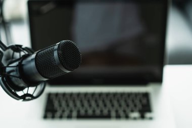 Profesyonel bir mikrofon. Kopyalama alanı olan bir mikrofon tutacağında. Canlı podcast ve canlı yayın konsepti.