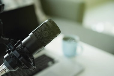 Ses kayıt stüdyosu ve profesyonel yoğunlaştırıcı mikrofon, kulaklık ve ses karıştırma için dizüstü bilgisayar dahil olmak üzere ekipmanlar. Evde dijital ses kayıt stüdyosu.