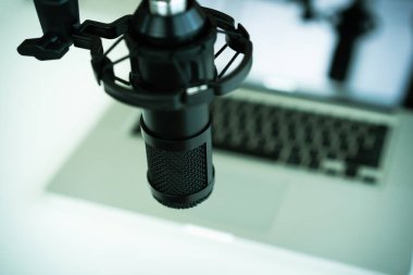 Ses kayıt stüdyosu ve profesyonel yoğunlaştırıcı mikrofon, kulaklık ve ses karıştırma için dizüstü bilgisayar dahil olmak üzere ekipmanlar. Evde dijital ses kayıt stüdyosu.