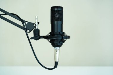 Profesyonel bir mikrofon. Kopyalama alanı olan bir mikrofon tutacağında. Canlı podcast ve canlı yayın konsepti.