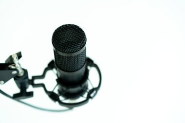 Profesyonel bir mikrofon. Kopyalama alanı olan bir mikrofon tutacağında. Canlı podcast ve canlı yayın konsepti.