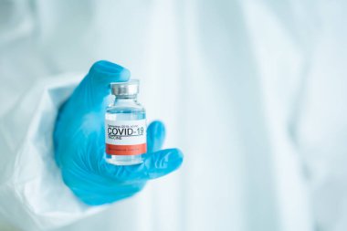 Koronavirüs SARS 2019-nCoV ya da COVID-19 aşısı gösteren tıbbi bir PPE giysisi içinde tanınmayan bir uzman doktor. Koronavirüs için kişisel koruma ekipmanı veya PPE giysisi kullanımı - COVID-19 salgını.
