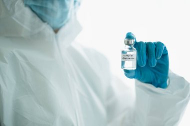 Koronavirüs SARS 2019-nCoV ya da COVID-19 mRNA aşısı gösteren tıbbi bir PPE giysisi içinde tanınmayan bir uzman doktor. Koronavirüs için kişisel koruma ekipmanı veya PPE giysisi kullanımı - COVID-19 salgını.