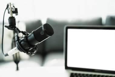 Profesyonel bir mikrofon. Kopyalama alanı olan bir mikrofon tutacağında. Canlı podcast ve canlı yayın konsepti.