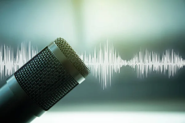 Ses kayıt stüdyosundaki profesyonel yoğunlaştırıcı mikrofon arka planda güzel bir fantezi teknolojisi ve müzik grafiği ile yakın plan. Podcast ve canlı yayın konsepti.