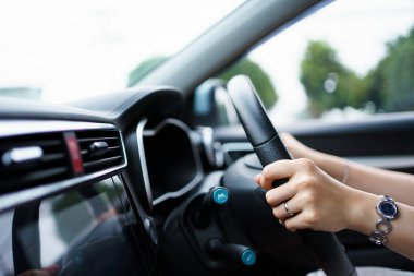 Elektrikli araç kullanan mutlu Asyalı kadın - EV arabası gülümseyen ve kameraya baş parmağını gösteren, mutlu ve güvenli sürüş konsepti. Modern EV araba kullanan ve kameraya gülümseyen bir kadın..