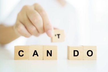 Pozitif düşünce konsepti, elini kullanan bir adam 