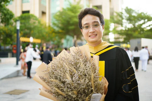 Üniversite Mezuniyet Töreninde Elinde Güzel Bir Buket Çiçek Tutan Mutlu — Stok fotoğraf