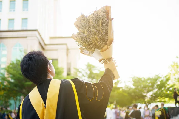 Felice Studente Laureato Asiatico Possesso Bel Mazzo Fiori Nella Cerimonia — Foto Stock