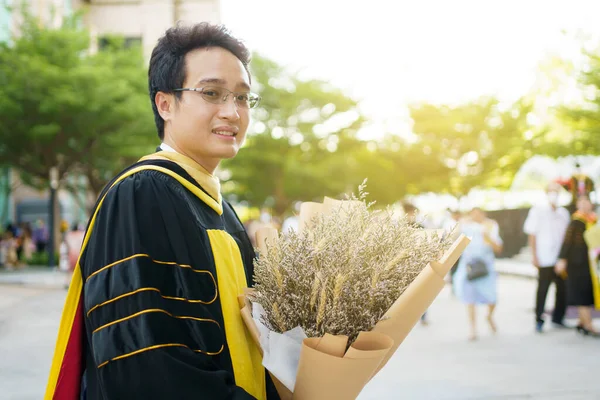 Felice Studente Laureato Asiatico Possesso Bel Mazzo Fiori Nella Cerimonia — Foto Stock