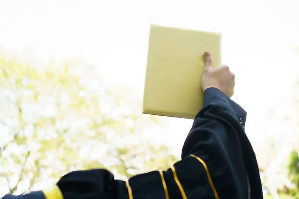 Estudante Asiático Feliz Pós Graduação Segurando Diplomas Mão Durante Cerimônia — Fotografia de Stock