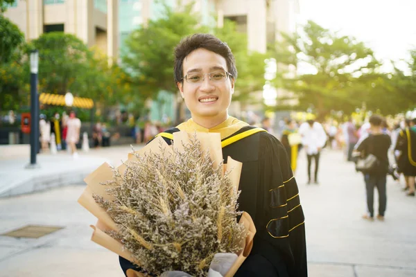 Felice Studente Laureato Asiatico Possesso Bel Mazzo Fiori Nella Cerimonia — Foto Stock