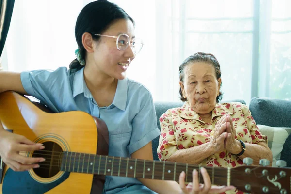 Donna Anziana Asiatica Che Suona Una Chitarra Acustica Lascia Che — Foto Stock