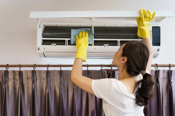 Mujer Asiática Limpiando Filtro Aire Acondicionado Sucio Polvoriento Casa Ama — Foto de Stock