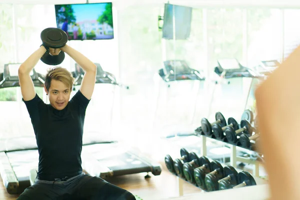 Aktivní Asijský Sportovec Cvičí Posilovně Fitness Zvednutím Činky Muž Zvedá — Stock fotografie