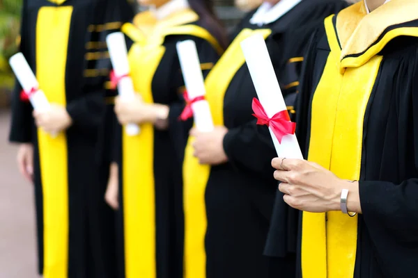 Üniversite Mezuniyet Töreninde Diplomaları Elinde Tutan Mutlu Asyalı Öğrenci Önlük — Stok fotoğraf