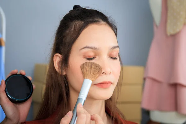 Profissional Make Artista Usando Seco Cosmético Aplicando Jovem Bela Mulher — Fotografia de Stock