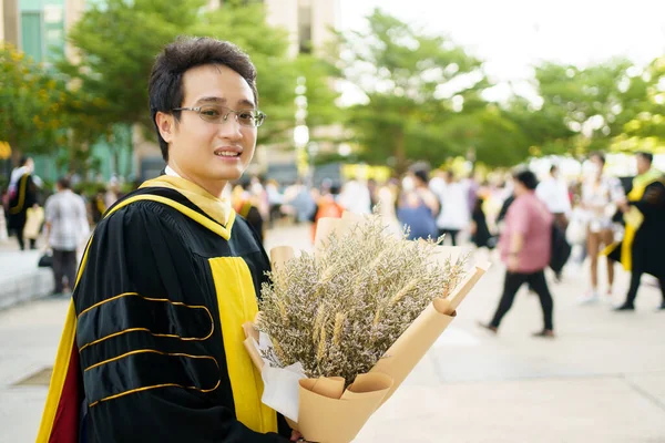 Felice Studente Laureato Asiatico Possesso Bel Mazzo Fiori Nella Cerimonia — Foto Stock