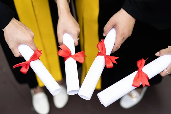 Šťastný Asijský Postgraduální Student Držící Diplomy Ruce Během Univerzitního Promoce — Stock fotografie