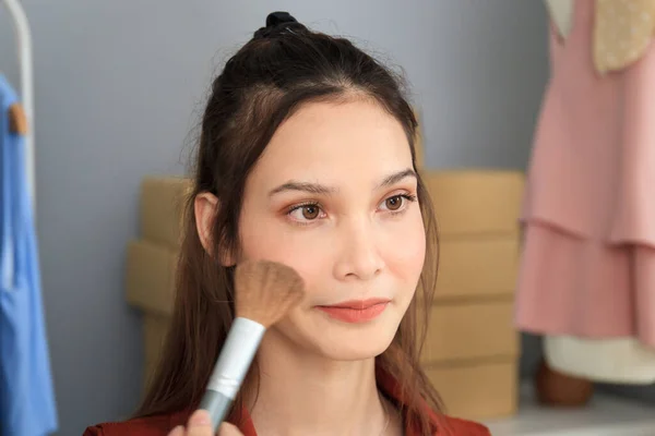 Profissional Make Artista Usando Seco Cosmético Aplicando Jovem Bela Mulher — Fotografia de Stock