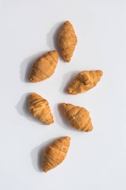 Beyaz arkaplanda roissantlar