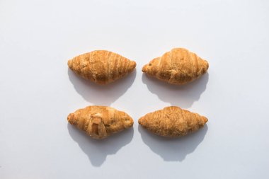 beyaz zemin üzerinde ay çöreği