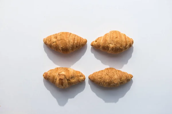 Croissants Fundo Branco — Fotografia de Stock