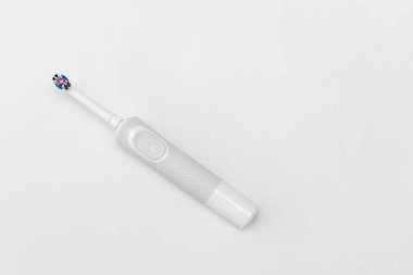 Beyaz arka plan üzerinde izole elektrikli diş fırçası