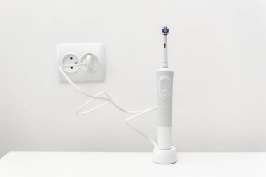 Beyaz arka plan üzerinde izole elektrikli diş fırçası