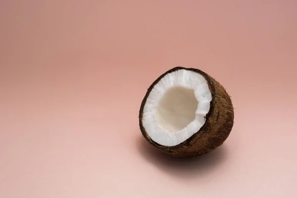 Kokosnuss Isoliert Auf Rosa Hintergrund — Stockfoto
