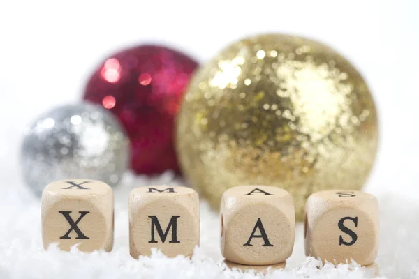 Boules de décoration de Noël et texte de Noël — Photo