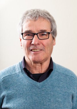 gerçek portre: gülümseyen kıdemli beyaz adam