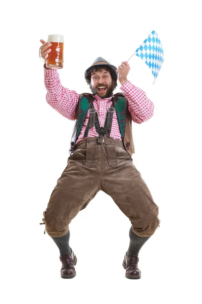 Бородатый парень с пивом и баварским флагом — стоковое фото