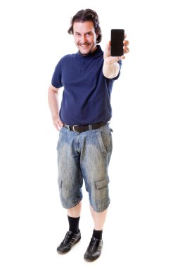 Orta yaşlı adam akıllı telefon tutarak mavi gömlekli