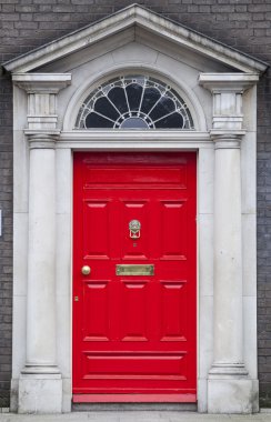 Gürcü Times (18nci yüzyıl Dublin renkli kapı)