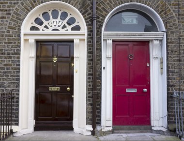 Gürcü Times (18nci yüzyıl Dublin renkli kapı)