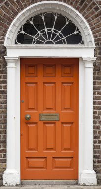 Gürcü Times (18nci yüzyıl Dublin renkli kapı)