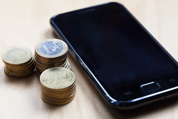 Euro, 50 cent en 20 ct muntstukken met mobiele telefoon — Stockfoto