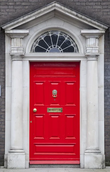 Farbige Tür in Dublin aus georgischer Zeit (18. Jahrhundert)) — Stockfoto