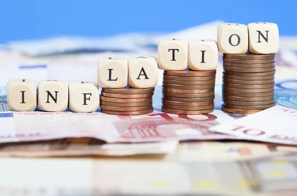 Inflationen koncept med euron pengar — Stockfoto