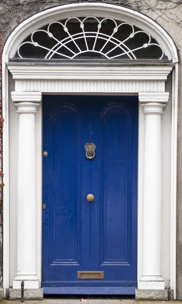 Farbige Tür in Dublin aus georgischer Zeit (18. Jahrhundert)) — Stockfoto