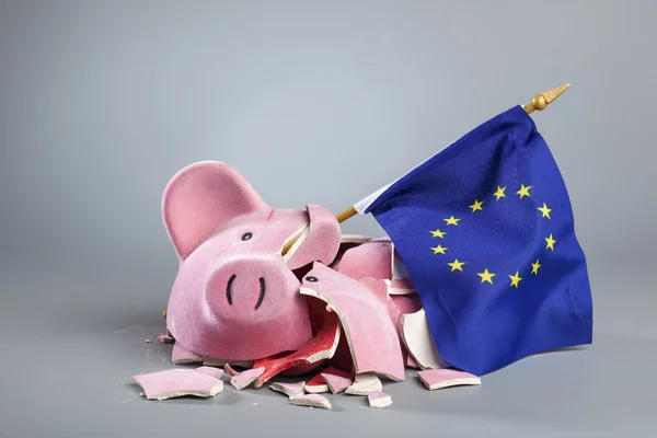 Robbed piggy bank an EU flag — Stock Photo, Image