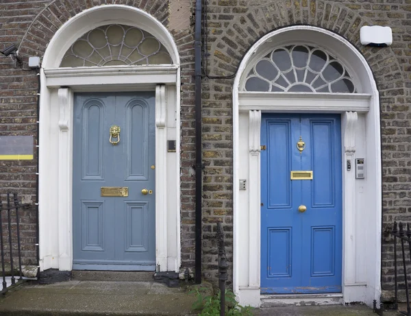 Farbige Tür in Dublin aus georgischer Zeit (18. Jahrhundert)) — Stockfoto