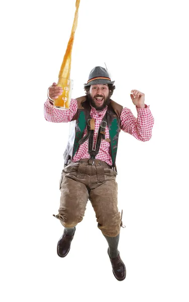 Skäggiga, bayerska kille hoppar med veteöl — Stockfoto