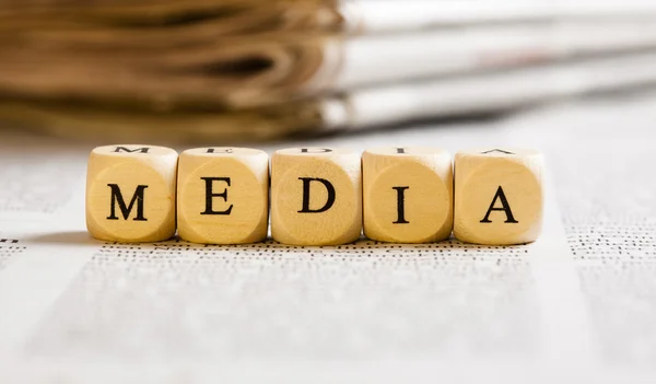 Buchstabenwürfel Konzept: Medien — Stockfoto