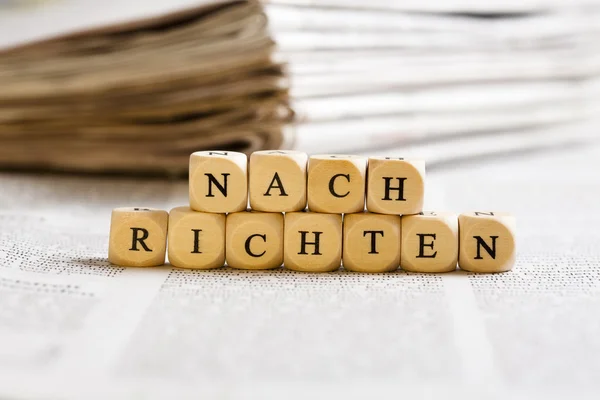 Buchstabenwürfel-Konzept: Nachrichten) — Stockfoto