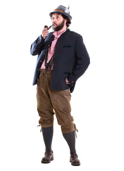 Бородатый баварский мужчина с трубкой в традиционной одежде — стоковое фото