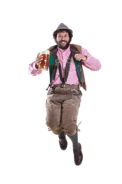 Бородатый баварский парень, прыгающий с пшеничным пивом — стоковое фото